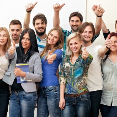 Un grupo de personas posando para una foto
