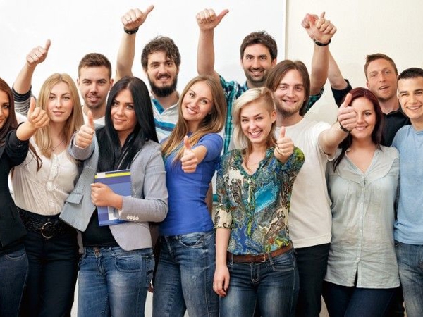 Un grupo de personas posando para una foto