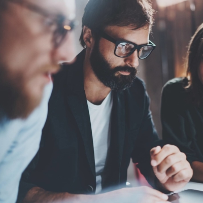 Un grupo de personas mirando una computadora portátil
