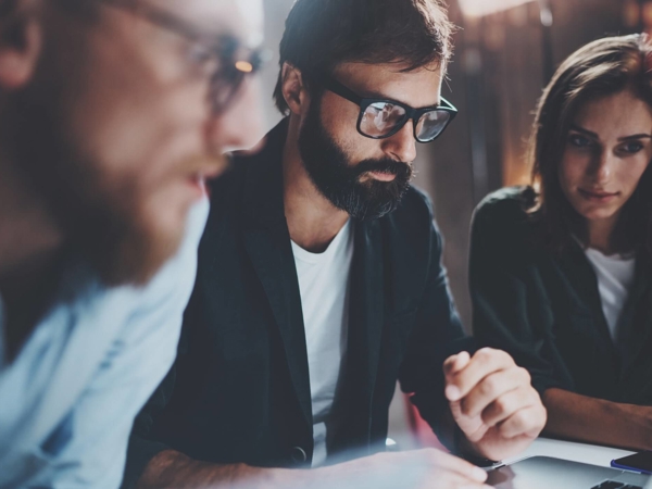 Un grupo de personas mirando una computadora portátil