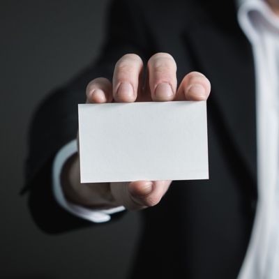 Una persona con una tarjeta blanca
