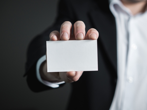 Una persona con una tarjeta blanca