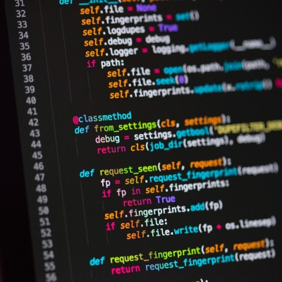 una pantalla de computadora con texto colorido