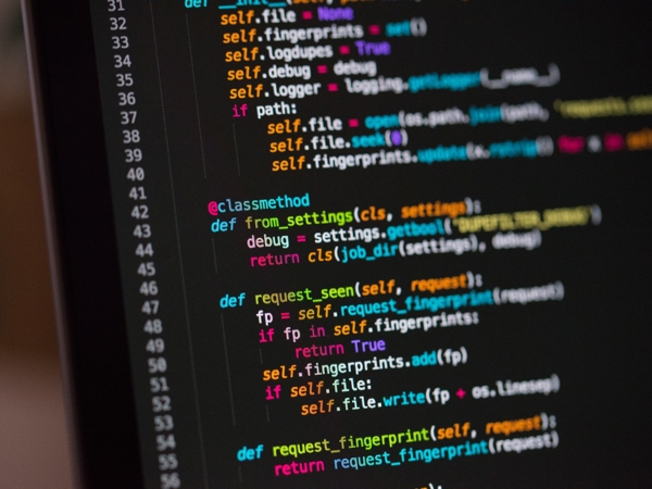 una pantalla de computadora con texto colorido