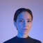 Una mujer con cabello oscuro y una luz azul
