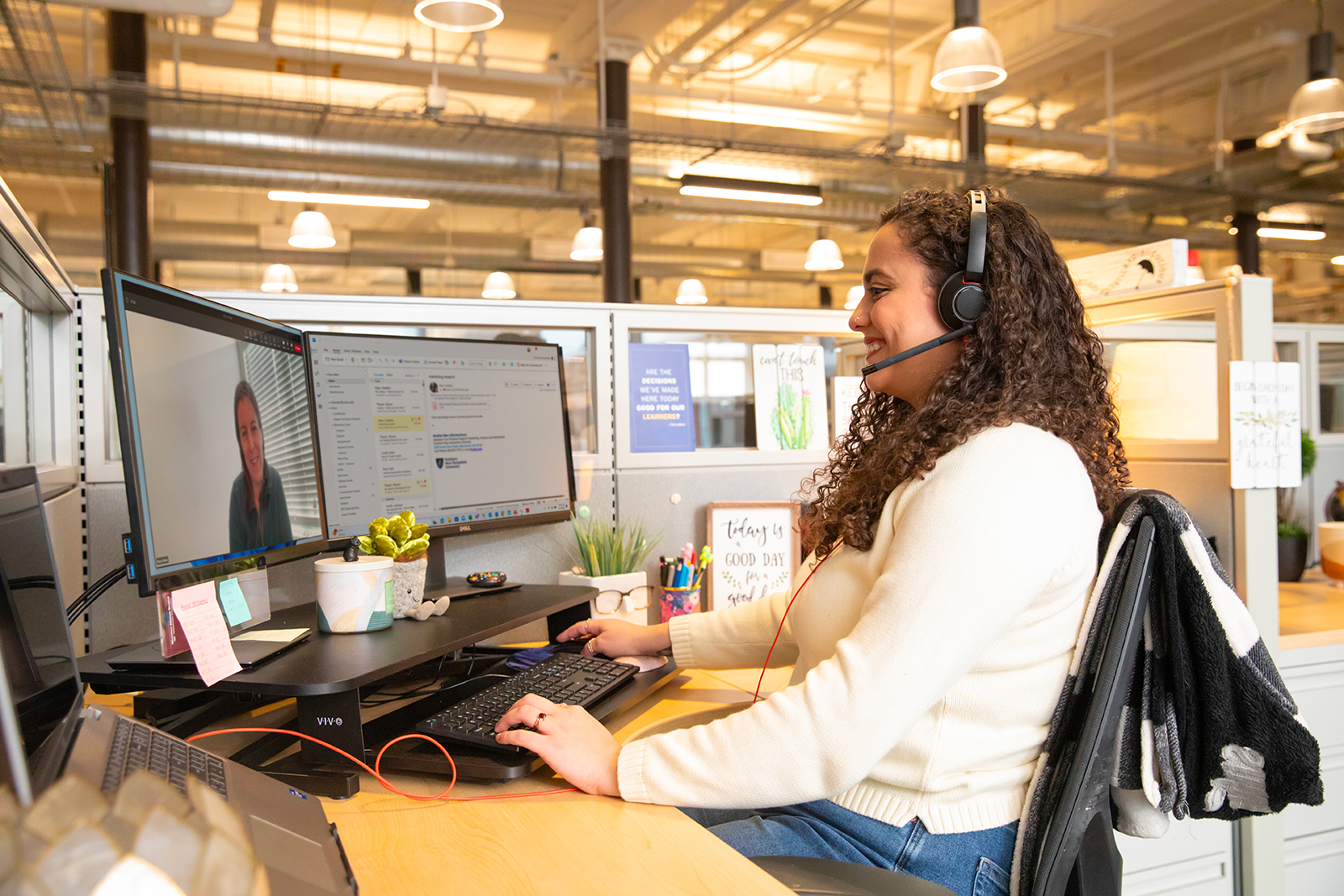 una mujer con auriculares y sentada en un escritorio