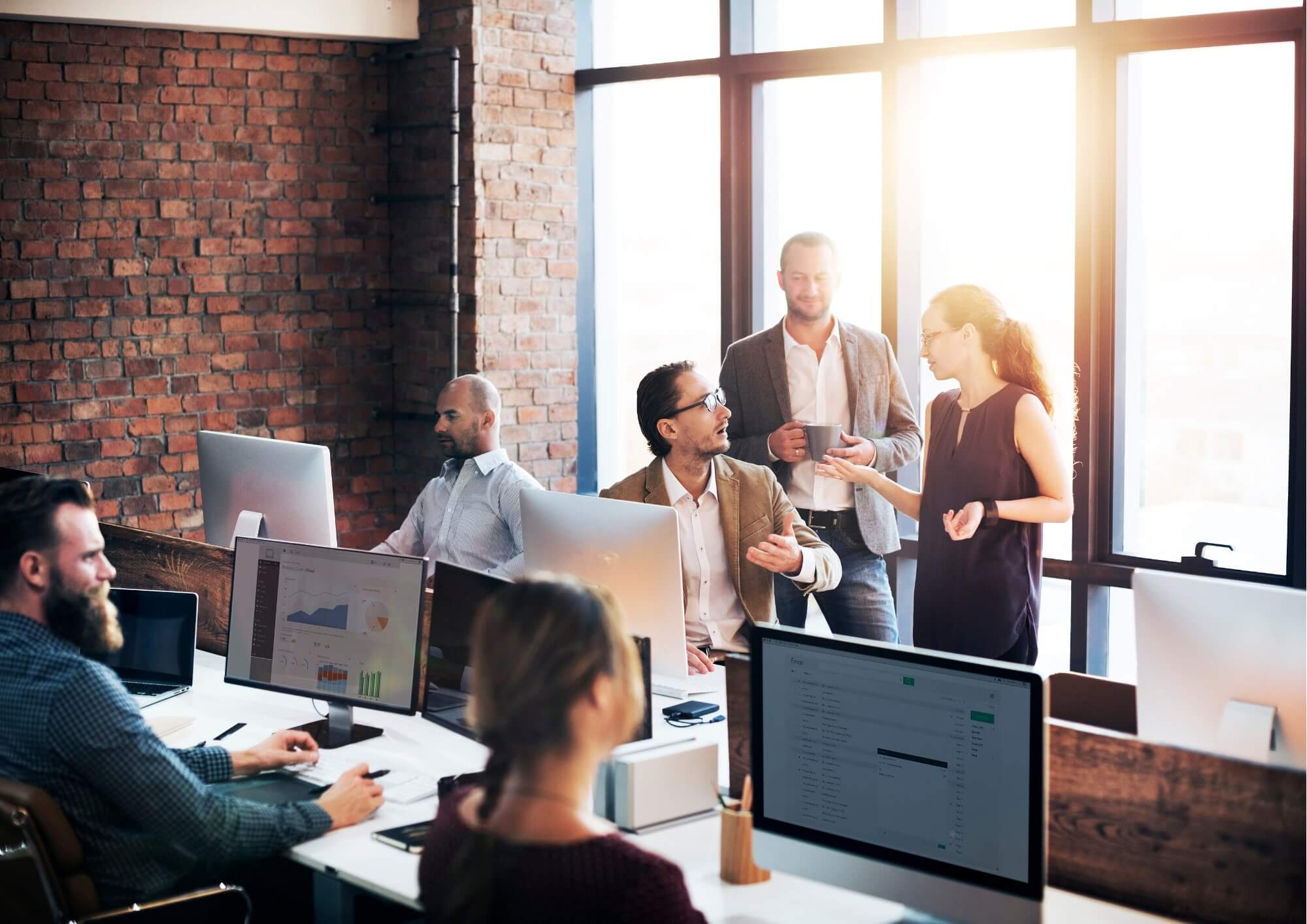 Un grupo de personas en una oficina