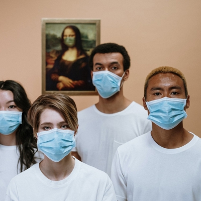 Un grupo de personas con máscaras faciales