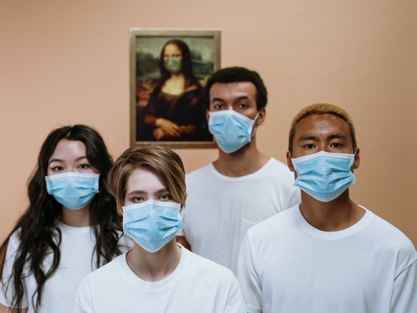 Un grupo de personas con máscaras faciales